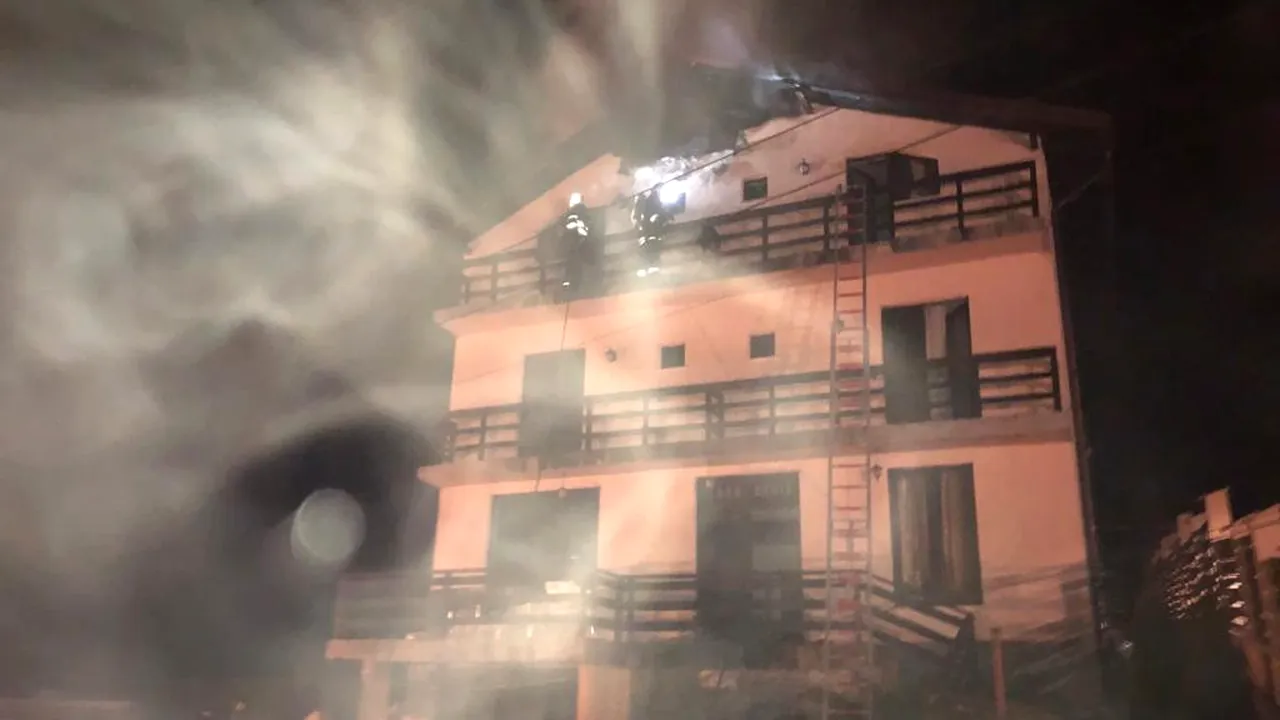 INCENDIU la o pensiune din Predeal: 20 de turişti au ieşit singuri din clădire/ Focul, stins după 3 ore. Apa a îngheţat pe furtun | FOTO