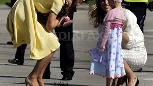 Kate Middleton, pe urmele prinţesei Diana. Ducesa a îmbrăţişat o fetiţă bolnavă de cancer - FOTO