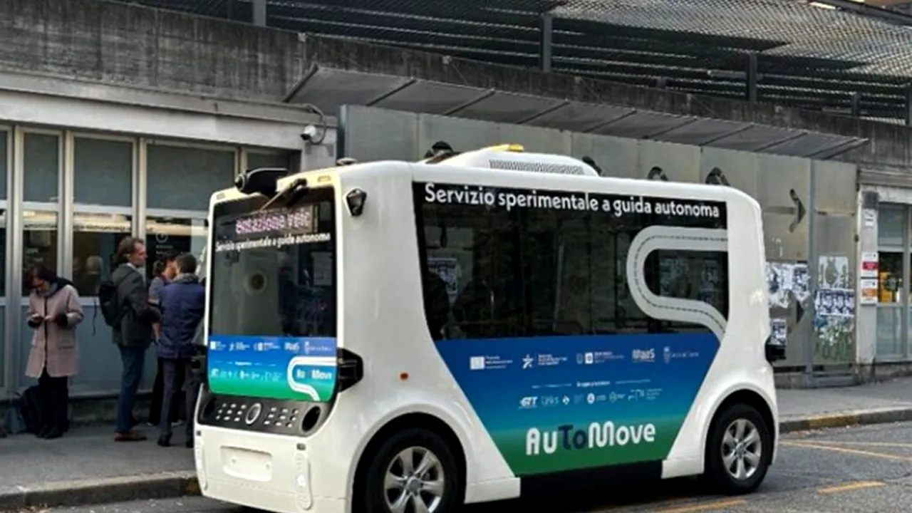 Italia a testat primul autobuz care se conduce singur. Ce s-a întâmplat după 1.280 de kilometri prin oraș