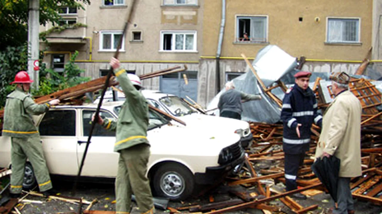 Pompierii bucureşteni au intervenit la peste 80 de solicitări în urma furtunii din Capitală