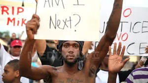 Manifestaţie la New York, după uciderea unui tânăr de culoare de către un poliţist în Missouri