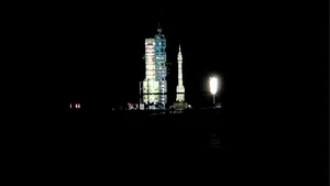 O navă spaţială cu trei astronauţi a fost lansată cu succes din China