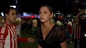 O reporteră loveşte cu microfonul un fan la un meci de fotbal, după ce a fost hărţuită în direct. M-am gândit că a fost o frecare accidentală, dar nu, şi-a coborât mâna ...