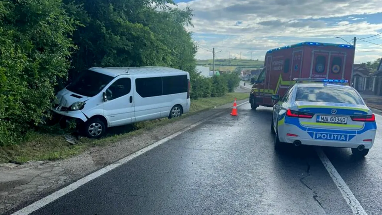 Accident în județul Sibiu. Cinci persoane aflate într-un microbuz au ajuns la spital