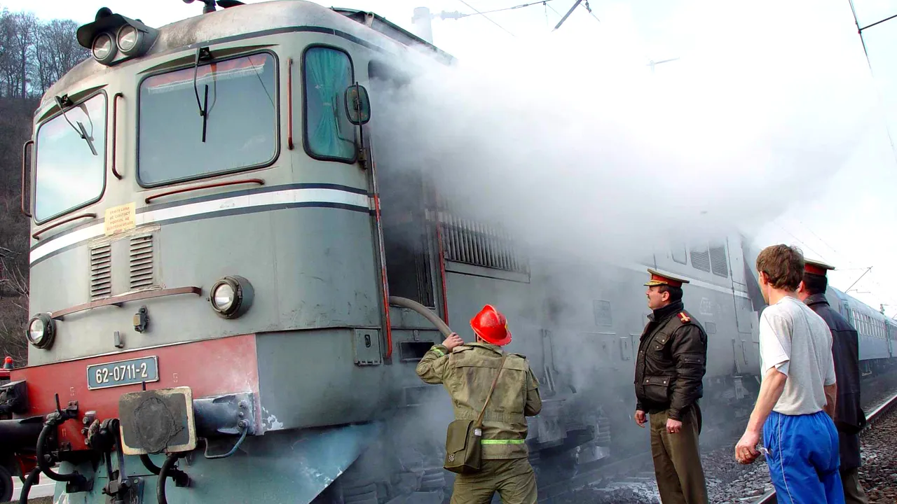 Locomotiva trenului Bucureşti-Viena a luat foc, în judeţul Alba. Traficul pe magistrala 300 este blocat