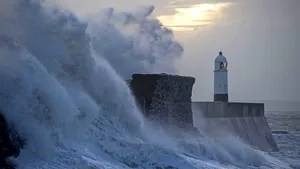 GALERIE FOTO: Marea Britanie, devastată de Ciara, „furtuna secolului”. Zboruri şi trenuri anulate, drumuri şi autostrăzi închise