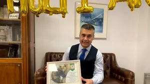 Ambasadorul Israelului în România, tatăl adoptiv al unui urs de la Sanctuarul din Zărneşti