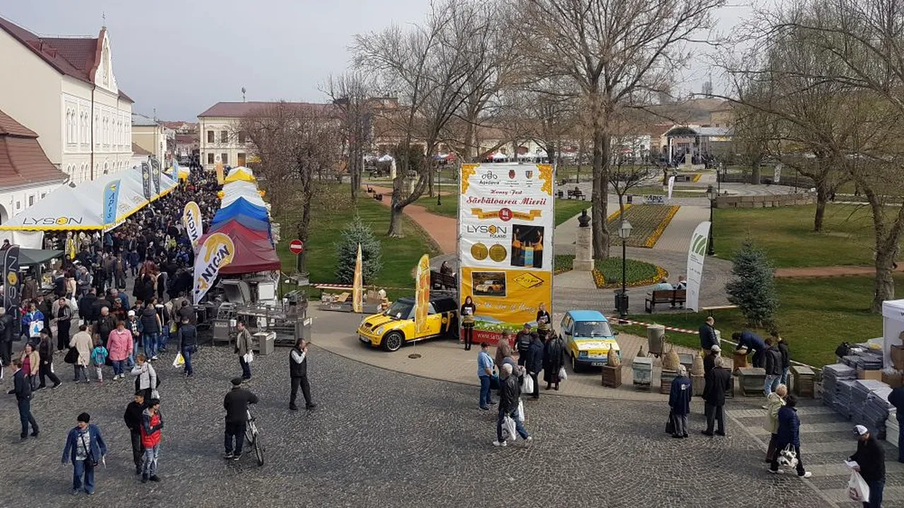 GALERIE FOTO Circa 10.000 de persoane aşteptate la ”Sărbătoarea Mierii” de la Blaj, cel mai mare târg apicol 