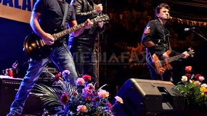 Imnul echipei naţionale şi al suporterilor este compus şi interpretat de trupa Iris