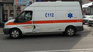 Ambulanţă în misiune, implicată într-un accident rutier în Constanţa
