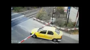 Inconştienţa la volan: un şofer forţează trecerea la nivel cu calea ferată printre bariere. Poliţiştii fac cercetări
