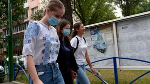 Dacă în clase se păstrează distanţarea, e o idee bună ca elevii să nu poarte masca, îţi spune medicul infecţionist Valentin Gheorghiţă