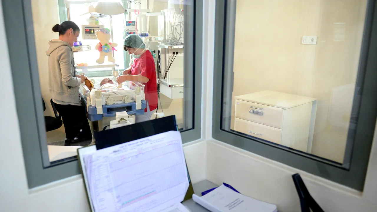A pierdut lupta pentru viaţă. Bebeluşul născut cu 6 degete la mâini şi la picioare a murit la Botoşani