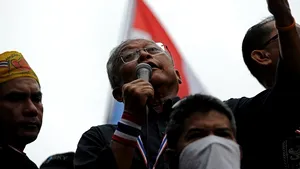 Bangkok: Ministere sunt asediate de manifestanţi. Thailandezii cer plecarea Guvernului