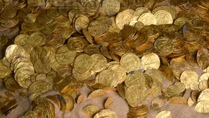 Sute de monede antice şi medievale şi piese romane, descoperite în urma unor percheziţii