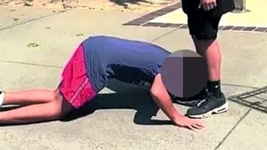 Imagine tulburătoare. Un elev evreu este obligat să sărute pantofii unui coleg musulman. Ce spun părinţii victimei
