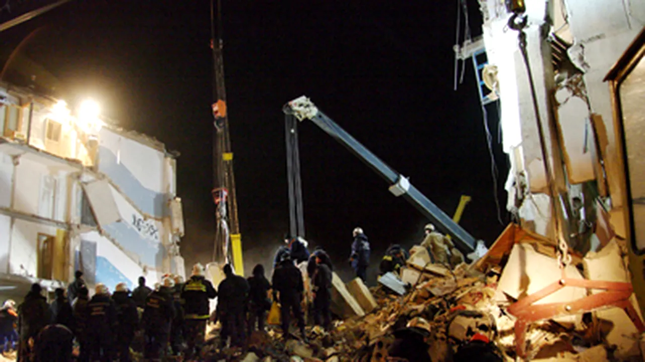 Cel puţin 27 de morţi în explozia unui bloc de locuinţe din Ucraina (Galerie Foto)
