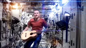 ASTRONAUTUL CÂNTĂREŢ. Comandantul ISS şi-a luat rămas bun cu un cover David Bowie - VIDEO