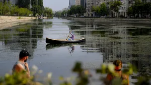 Atelier de bărci, în spatele blocului. Un grafician din Bucureşti şi-a transformat în afacere pasiunea pentru nautică