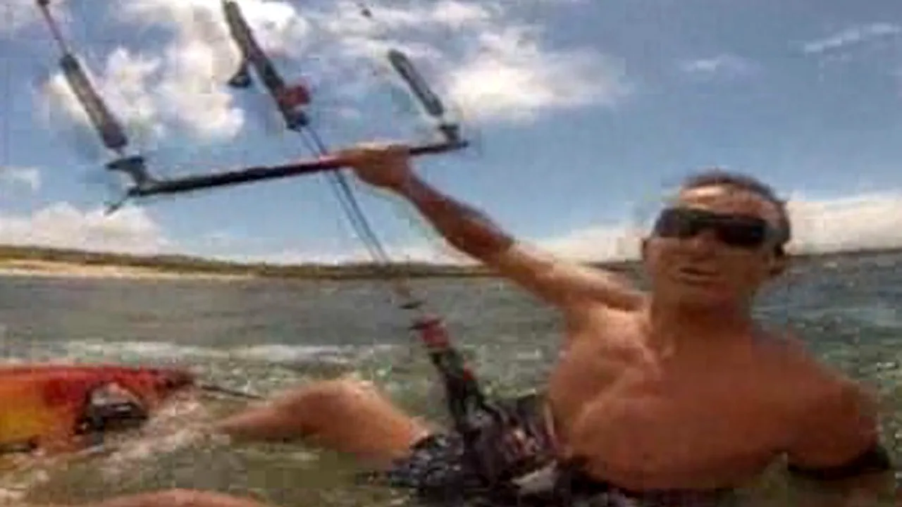 Mazăre făcând kitesurfing în Madagascar: 