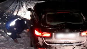 Turişti înzăpeziţi pe viscol, la minus 17 grade. Intervenţia jandarmilor a durat patru ore