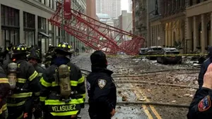 O macara s-a prăbuşit în Manhattan: Cel puţin un mort şi 15 răniţi - GALERIE FOTO, VIDEO
