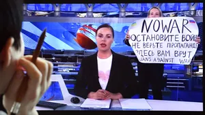 Jurnalista rusă care a criticat războiul lui Putin în Ucraina se teme că a fost otrăvită. Procurorii francezi au deschis o anchetă