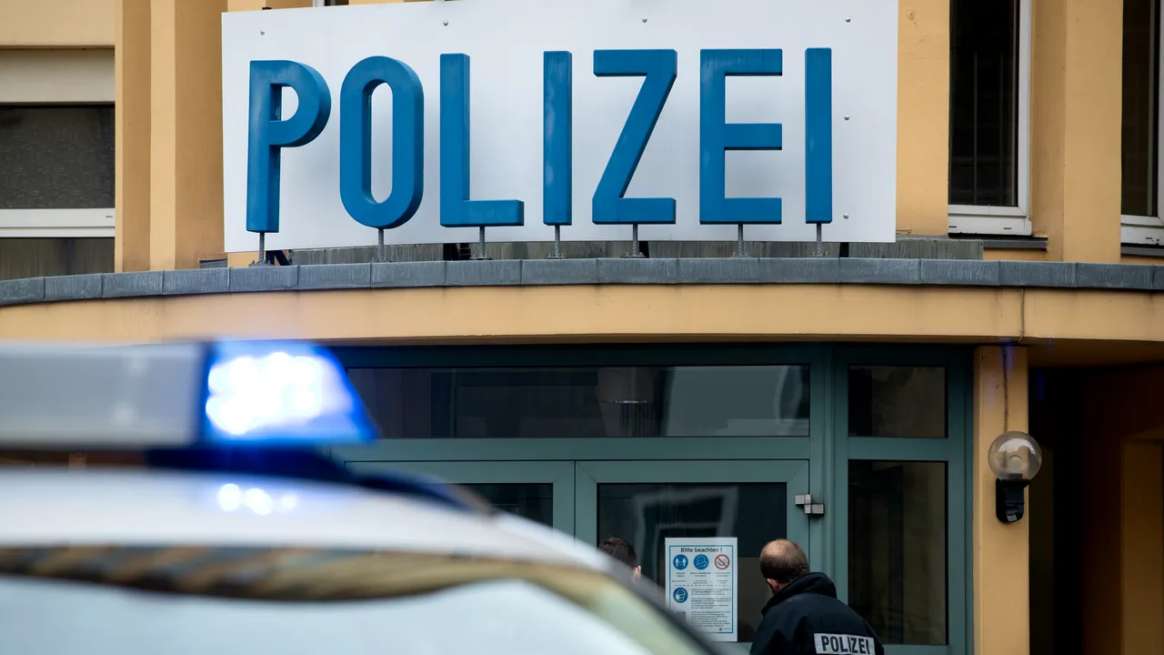 Trei suspecţi de implicare într-o reţea teroristă islamică, arestaţi în Austria