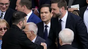 Vance şi Zelenski s-au întâlnit la ceremonia de la Vatican. Ei s-au salutat strângându-şi mâna