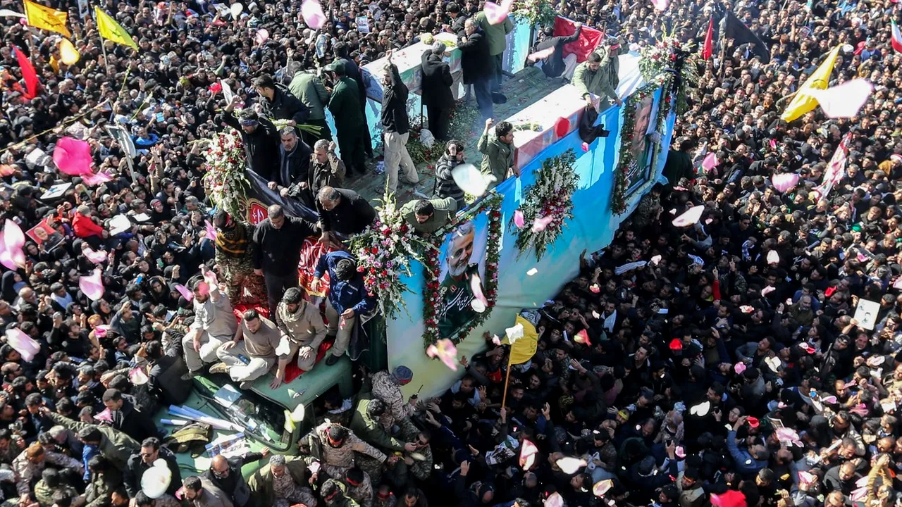 VIDEO Busculadă la înmormântarea lui Soleimani: Autorităţile au revizuit bilanţul la 50 de morţi şi peste 200 de răniţi. Funeraliile, amânate