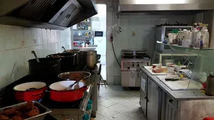 Mâncare expirată şi mizerie în hotelurile, cluburile şi terasele de pe litoral. Amenzi de 100.000 lei. FOTO