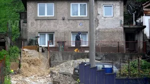 INUNDAŢIILE DIN BALCANI: Bilanţul - 45 de morţi. Peste un sfert din populaţia Bosniei-Herţegovina este afectată. Cursă contracronometru la Belgrad: 