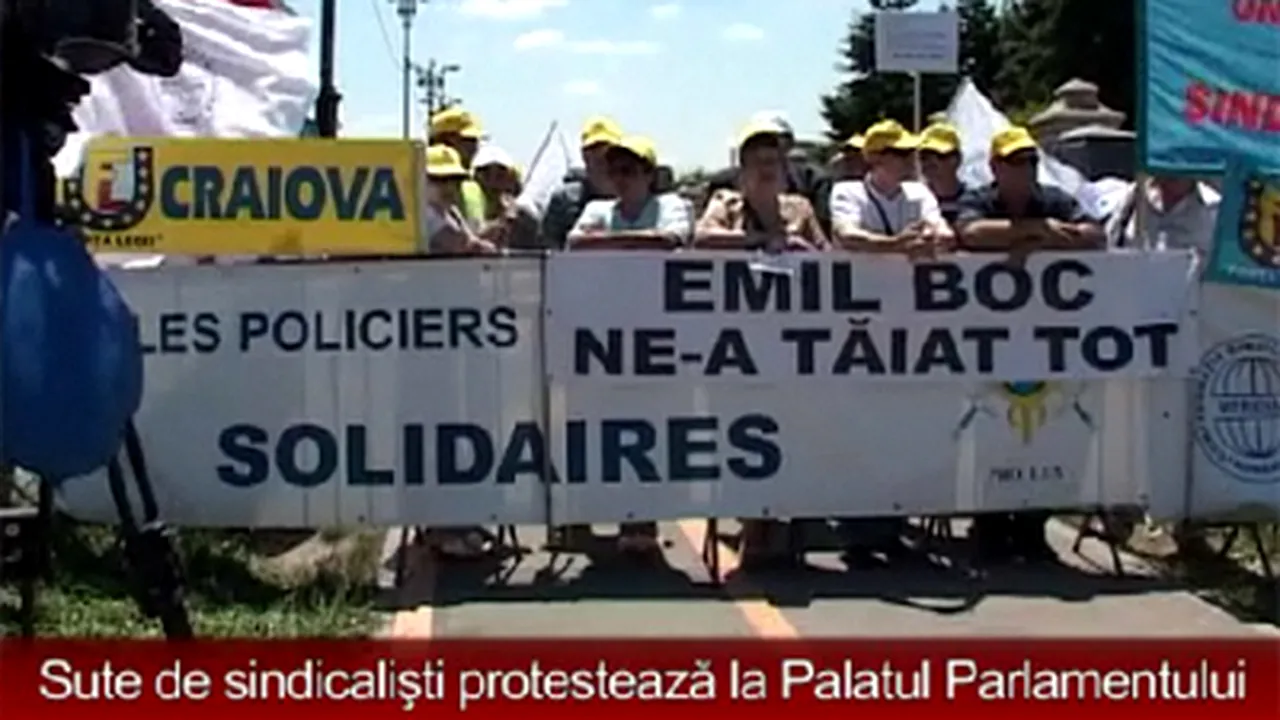 Aproximativ 500 de sindicalişti protestează la Palatul Parlamentului