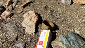 Zeci de cutii de medicamente expirate aruncate pe malul lacului Tarniţa. Poliţia a deschis un dosar penal pentru infectarea apei