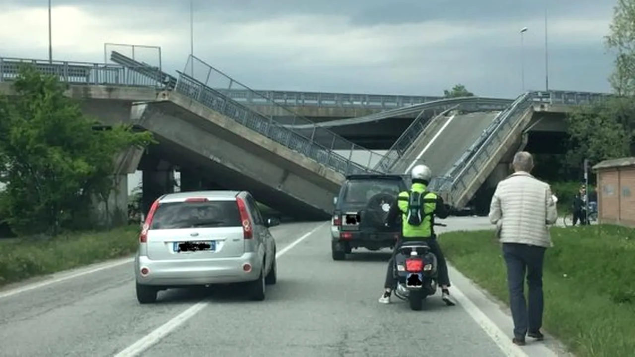 FOTO O rampă de beton s-a prăbuşit pe un drum din Italia, strivind o maşină a carabinierilor - presă