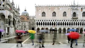 Municipalitatea din Veneţia vrea să interzică valizele cu roţi din plastic