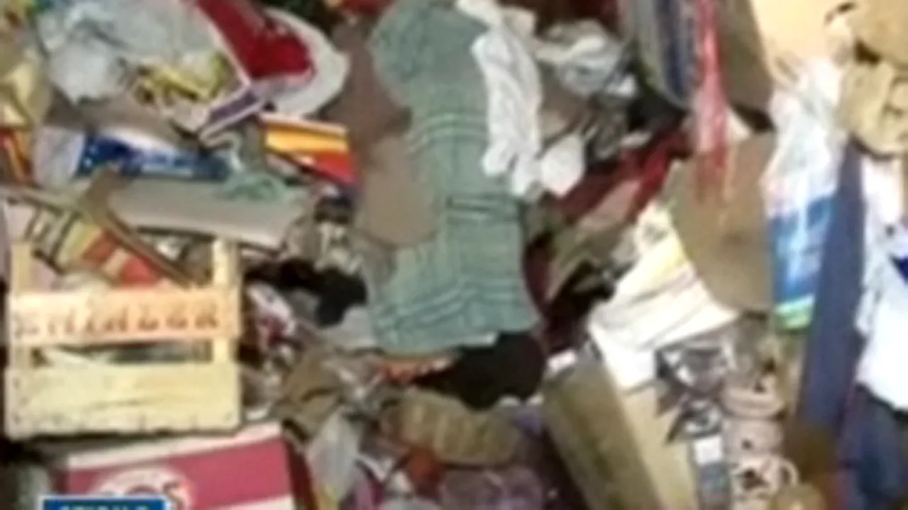Bătrână decedată de câteva zile, scoasă cu greu din locuinţă din cauza tonelor de gunoaie din casă - VIDEO