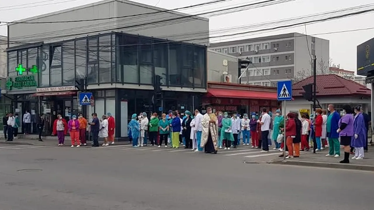 Managerul SJU Târgovişte, amendat pentru că a ieşit în faţa unităţii în întâmpinarea moaştelor Sfântului Ierarh Nifon, alături de alţi medici  