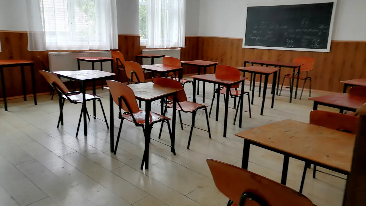 Elevi percheziţionaţi la şcoală. Ministerul Educaţiei reacţionează: Elevilor să li se explice calm 