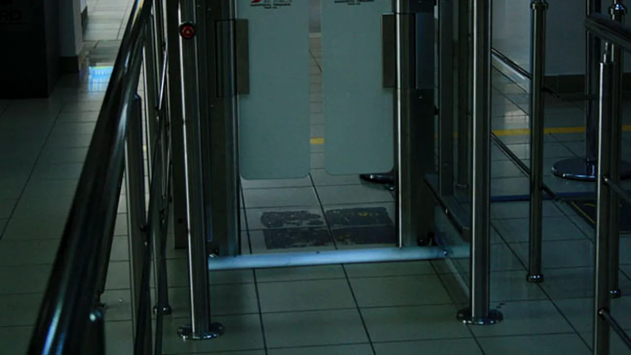 PREMIERĂ NAŢIONALĂ pe Aeroportul Timişoara: Porţi automate de preîmbarcare, cu cititor de bilete - FOTO