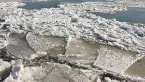 Porturile pe Dunăre sunt deschise, şase nave sunt blocate de gheaţă