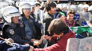 PROTESTE la Ankara: Poliţia turcă a intervenit cu gaze lacrimogene pentru dispersarea unei manifestaţii