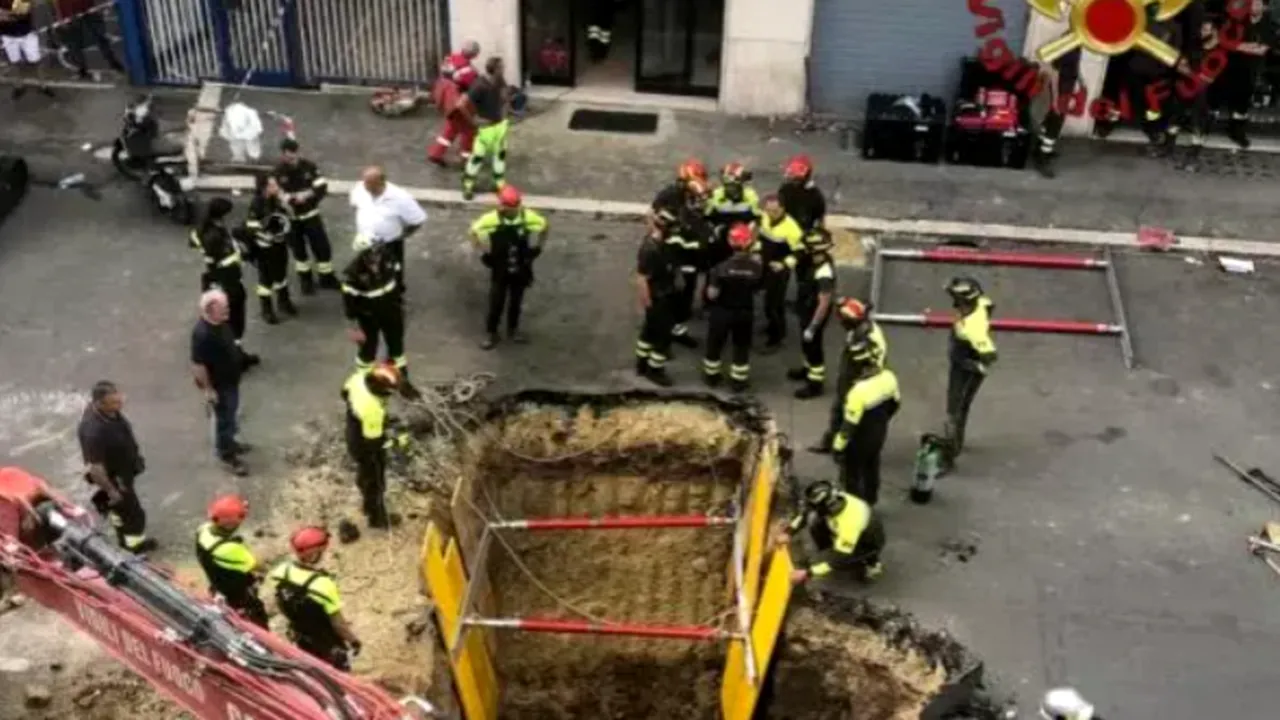 Utilaje grele lucrează pentru scoaterea muncitorilor indieni din tunelul prăbuşit în Himalaya