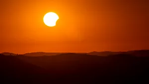 INEDIT Eclipsa de Soare de azi, vizibilă parțial în România. Care sunt zonele favorizate