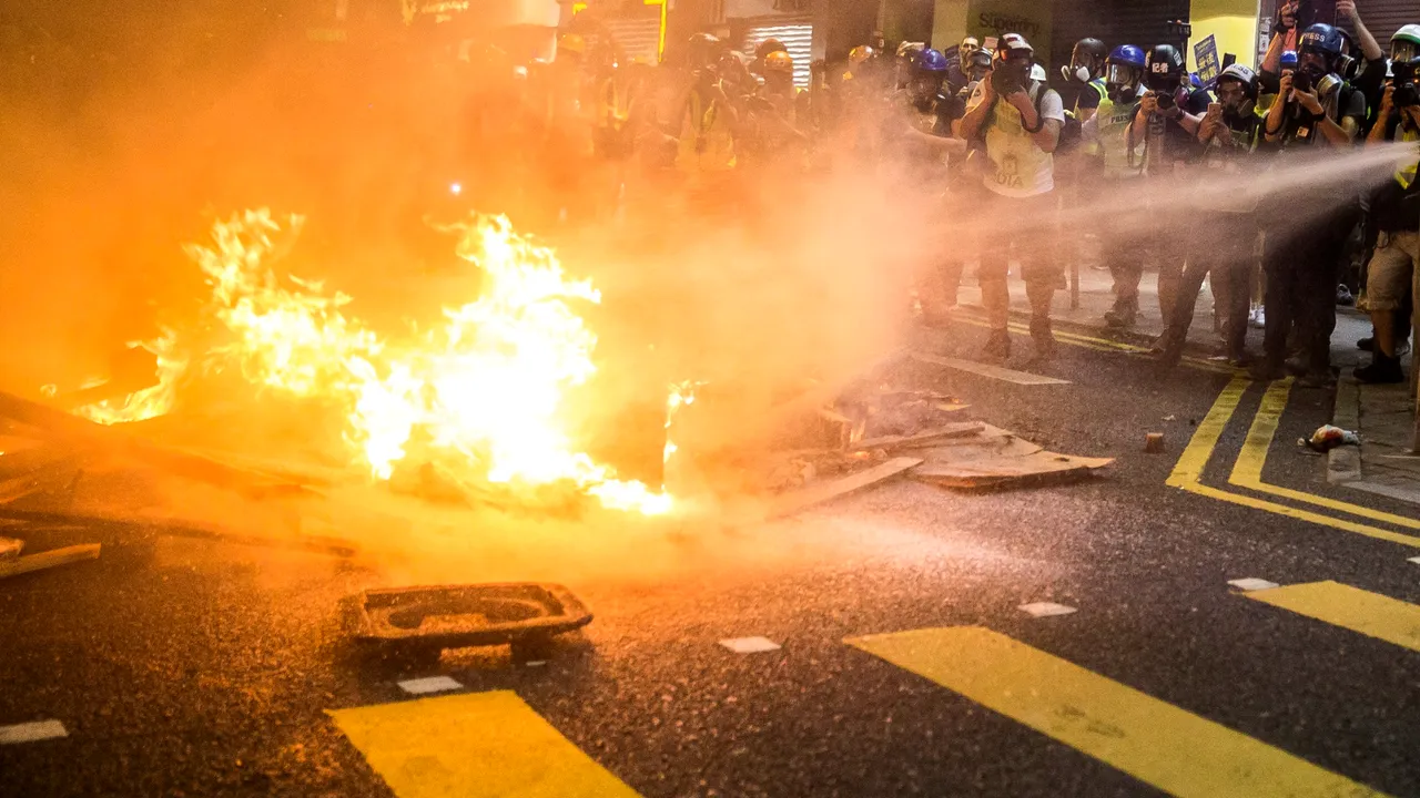 Caz cutremurător de violenţă în Reşiţa: Un tânăr a fost bătut şi incendiat de trei copii
