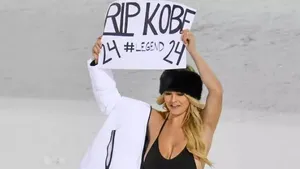Kinsey Wolanski, blonda din finala Ligii Campionilor, o nouă apariţie. „Omagiul” adus lui Kobe Bryant, pe o pistă de la Cupa Mondială de Ski
