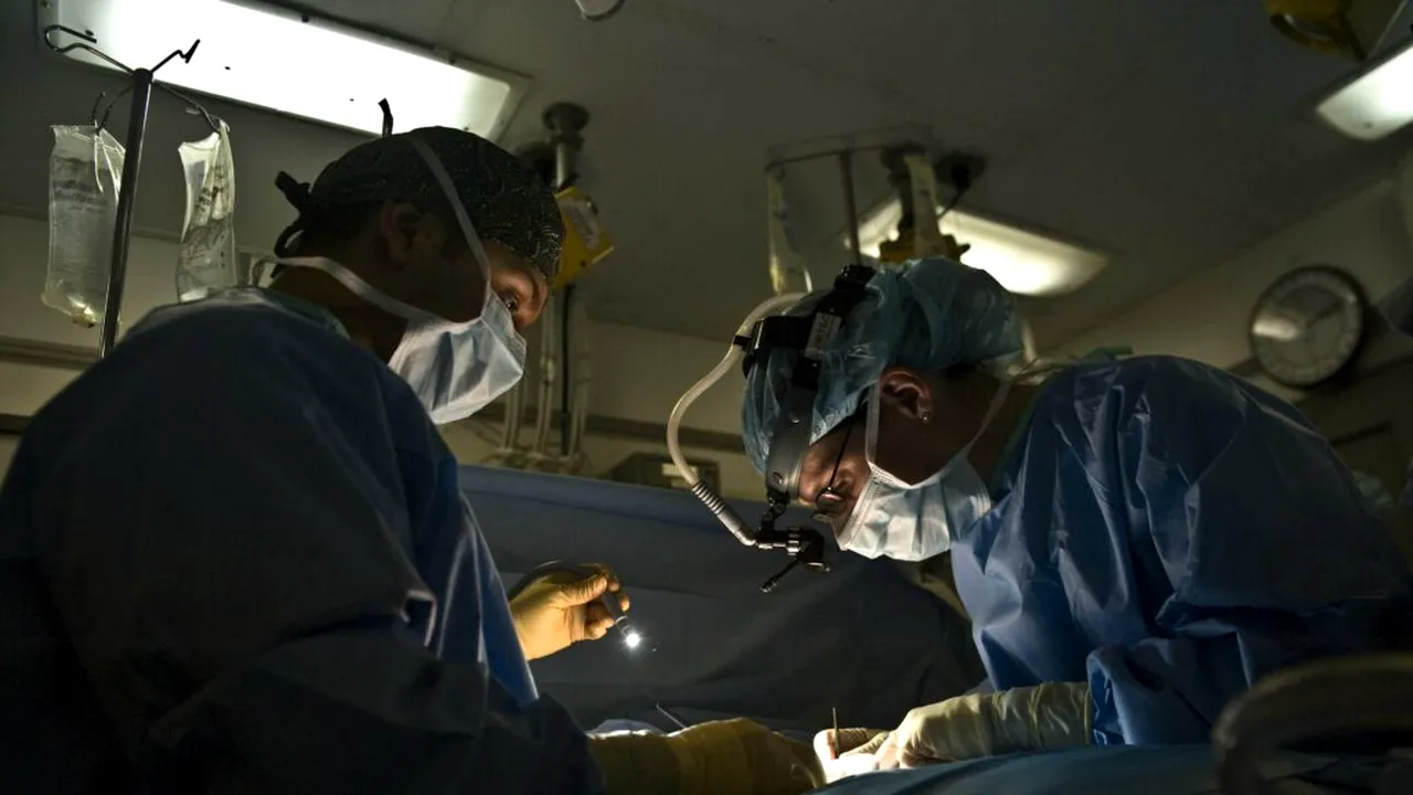 Abordare chirurgicală revoluționară. Povestea unui bărbat care a trăit două zile fără plămâni