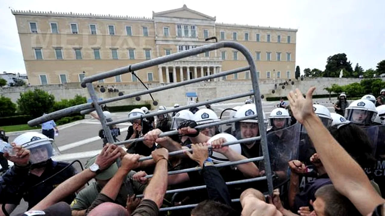 Un român, reţinut la Atena în timpul evacuării taberei protestatarilor din piaţa Syntagma