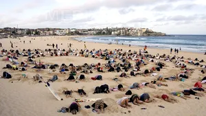 Protest inedit faţă de ignorarea încălzirii globale la G20: Sute de oameni şi-au băgat capetele în nisip - FOTO