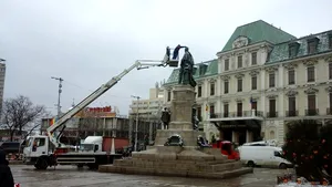 Iaşi: Zeci de angajaţi au făcut curăţenie în zona unde vor avea loc manifestările de Ziua Unirii